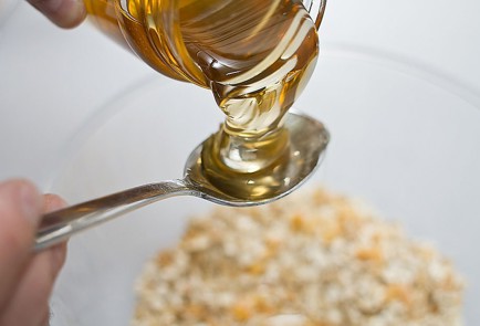 Фото шага рецепта Батончики из овсяной гранолы с абрикосом и льном 21219 шаг 2  