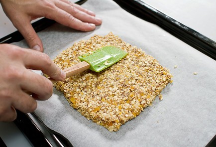 Фото шага рецепта Батончики из овсяной гранолы с абрикосом и льном 21219 шаг 4  