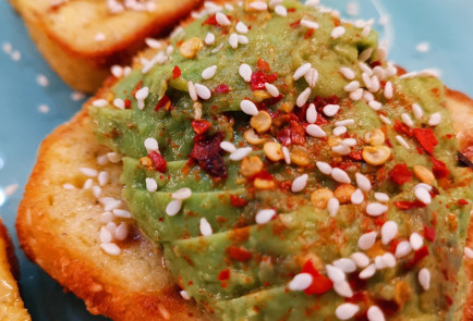 Фото шага рецепта Базиликовые кетотосты с авокадо 151773 шаг 25  