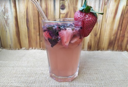 Фото шага рецепта Базиликовый лимонад с клубникой 189094 шаг 10  