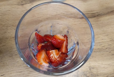 Фото шага рецепта Базиликовый лимонад с клубникой 189094 шаг 6  