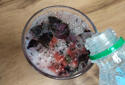 Фото шага рецепта Базиликовый лимонад с клубникой 189094 шаг 8  