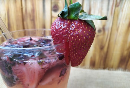 Фото шага рецепта Базиликовый лимонад с клубникой 189094 шаг 9  