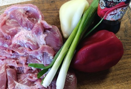 Фото шага рецепта Бедро индейки на сковороде с болгарским перцем и луком в соевом соусе 190613 шаг 1  