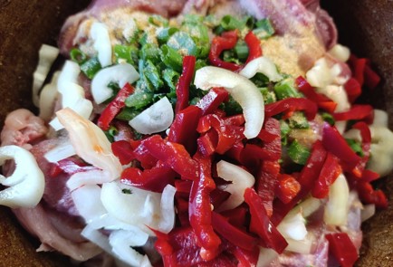 Фото шага рецепта Бедро индейки на сковороде с болгарским перцем и луком в соевом соусе 190613 шаг 10  