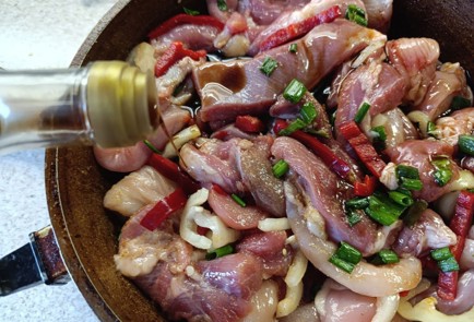 Фото шага рецепта Бедро индейки на сковороде с болгарским перцем и луком в соевом соусе 190613 шаг 11  