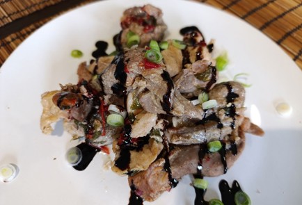 Фото шага рецепта Бедро индейки на сковороде с болгарским перцем и луком в соевом соусе 190613 шаг 12  