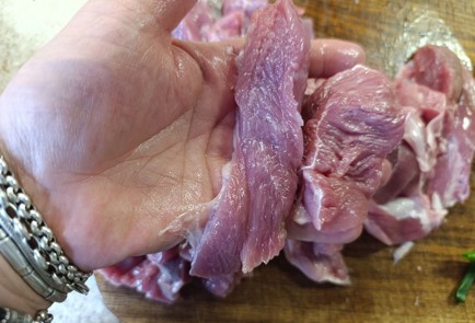 Фото шага рецепта Бедро индейки на сковороде с болгарским перцем и луком в соевом соусе 190613 шаг 2  