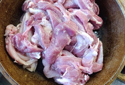 Фото шага рецепта Бедро индейки на сковороде с болгарским перцем и луком в соевом соусе 190613 шаг 3  