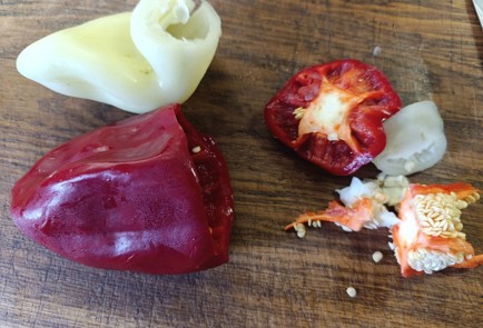 Фото шага рецепта Бедро индейки на сковороде с болгарским перцем и луком в соевом соусе 190613 шаг 4  