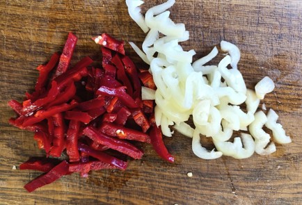 Фото шага рецепта Бедро индейки на сковороде с болгарским перцем и луком в соевом соусе 190613 шаг 5  