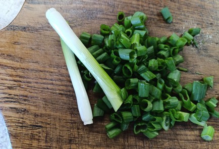 Фото шага рецепта Бедро индейки на сковороде с болгарским перцем и луком в соевом соусе 190613 шаг 6  