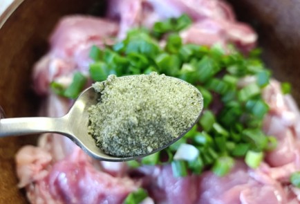 Фото шага рецепта Бедро индейки на сковороде с болгарским перцем и луком в соевом соусе 190613 шаг 9  