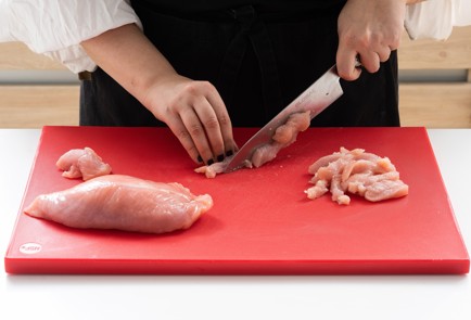 Фото шага рецепта Бефстроганов из грудки индейки 151865 шаг 1  