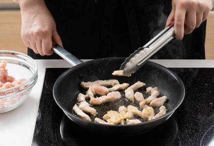 Фото шага рецепта Бефстроганов из грудки индейки 151865 шаг 3  