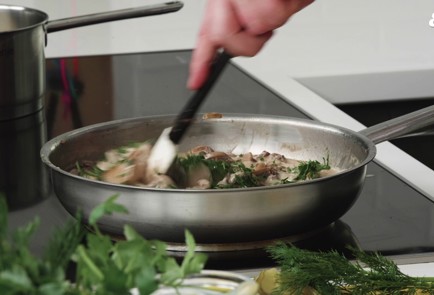 Фото шага рецепта Бефстроганов с белыми грибами и шампиньонами 151828 шаг 12  