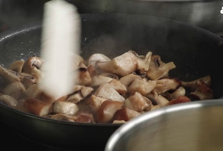 Фото шага рецепта Бефстроганов с белыми грибами и шампиньонами 151828 шаг 7  