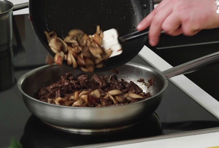 Фото шага рецепта Бефстроганов с белыми грибами и шампиньонами 151828 шаг 8  