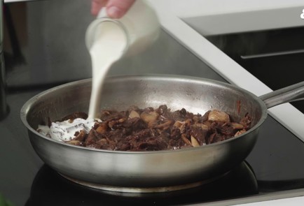 Фото шага рецепта Бефстроганов с белыми грибами и шампиньонами 151828 шаг 9  