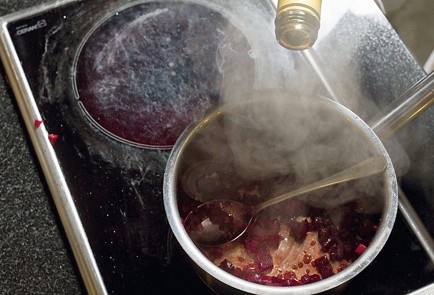 Фото шага рецепта Бефстроганов со свекольноземляничным гарниром 24290 шаг 2  