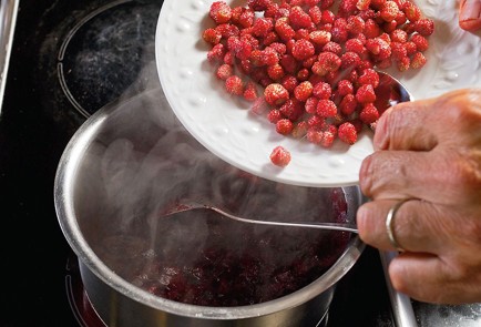 Фото шага рецепта Бефстроганов со свекольноземляничным гарниром 24290 шаг 4  