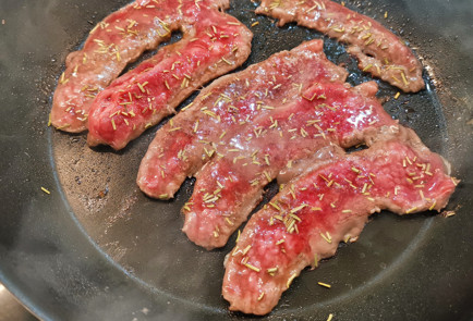 Фото шага рецепта Бекон обжаренный в специях 151963 шаг 2  