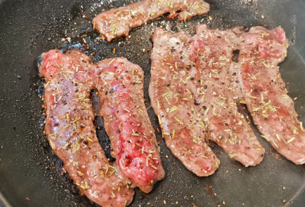 Фото шага рецепта Бекон обжаренный в специях 151963 шаг 3  