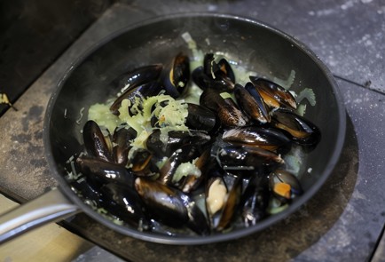 Фото шага рецепта Бельгийские мидии в белом вине 138700 шаг 4  
