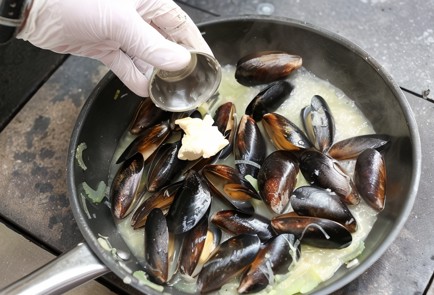 Фото шага рецепта Бельгийские мидии в белом вине 138700 шаг 5  