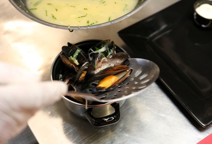 Фото шага рецепта Бельгийские мидии в белом вине 138700 шаг 8  