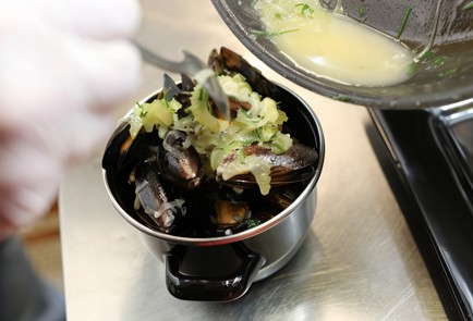 Фото шага рецепта Бельгийские мидии в белом вине 138700 шаг 9  