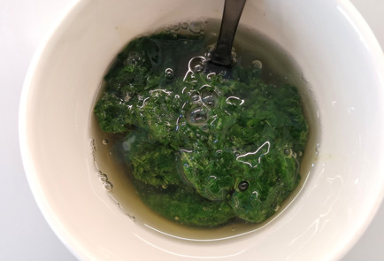 Фото шага рецепта Белковый скрэмбл со шпинатом 151995 шаг 2  