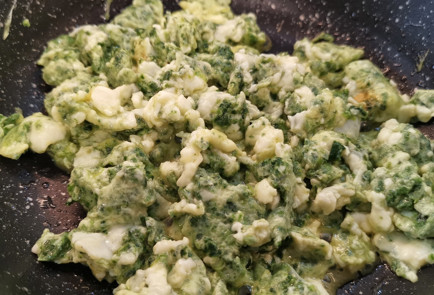 Фото шага рецепта Белковый скрэмбл со шпинатом 151995 шаг 6  