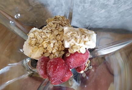 Фото шага рецепта Белковый коктейль с бананом и овсянкой 188871 шаг 4  