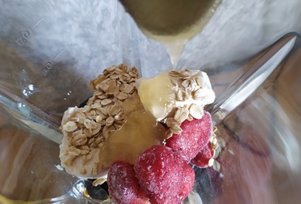 Фото шага рецепта Белковый коктейль с бананом и овсянкой 188871 шаг 5  