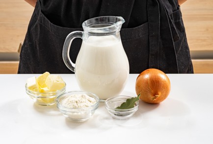 Фото шага рецепта Бешамель с луком и гвоздикой 188822 шаг 1  