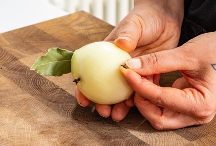 Фото шага рецепта Бешамель с луком и гвоздикой 188822 шаг 2  