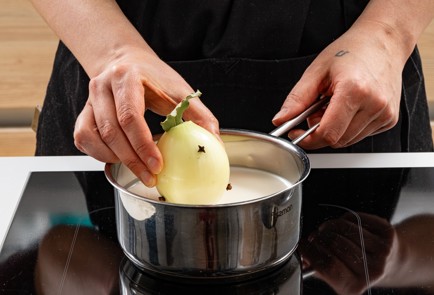 Фото шага рецепта Бешамель с луком и гвоздикой 188822 шаг 3  