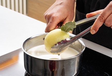 Фото шага рецепта Бешамель с луком и гвоздикой 188822 шаг 4  