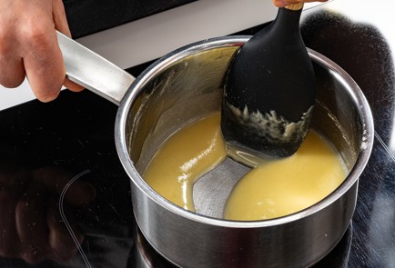 Фото шага рецепта Бешамель с луком и гвоздикой 188822 шаг 6  