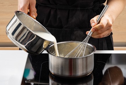 Фото шага рецепта Бешамель с луком и гвоздикой 188822 шаг 7  