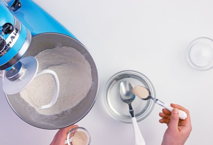 Фото шага рецепта Бейглы с мягким сливочным сыром и семгой 57939 шаг 1  