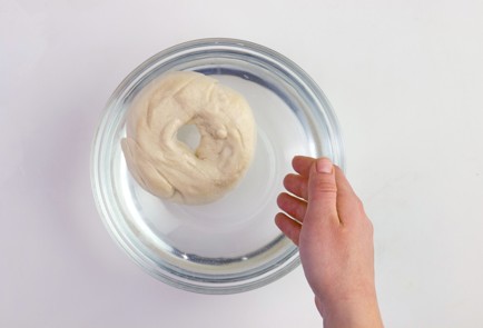 Фото шага рецепта Бейглы с мягким сливочным сыром и семгой 57939 шаг 5  