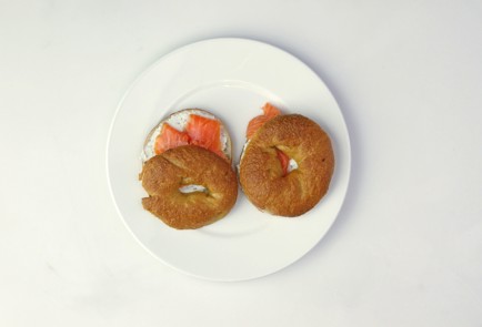 Фото шага рецепта Бейглы с мягким сливочным сыром и семгой 57939 шаг 8  