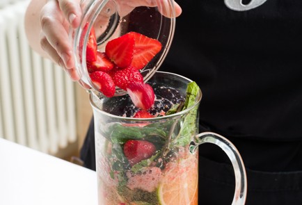 Фото шага рецепта Безалкогольный клубничный мохито 152549 шаг 10  