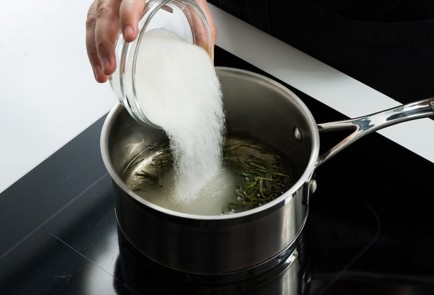 Фото шага рецепта Безалкогольный клубничный мохито 152549 шаг 2  