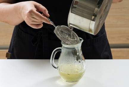 Фото шага рецепта Безалкогольный клубничный мохито 152549 шаг 3  