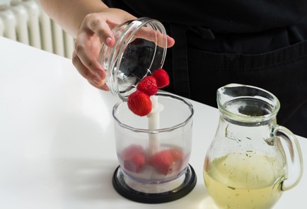 Фото шага рецепта Безалкогольный клубничный мохито 152549 шаг 4  