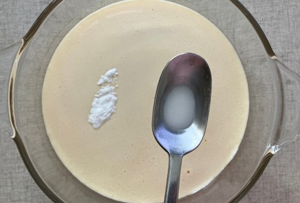 Фото шага рецепта Безглютеновая шарлотка с фисташками и яблоками голден 187837 шаг 5  