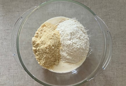 Фото шага рецепта Безглютеновый кекс с орехами и финиками 187238 шаг 2  